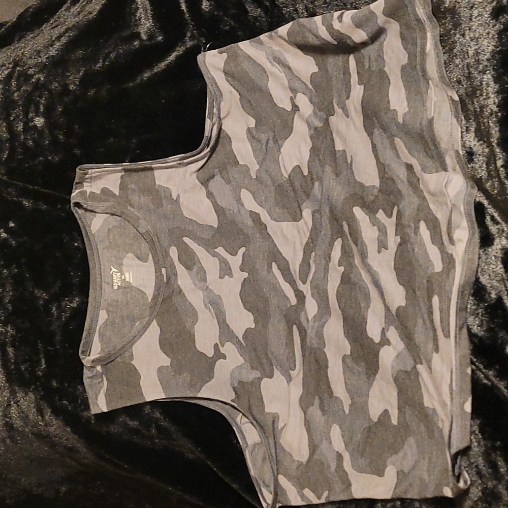 Cropped camo tank